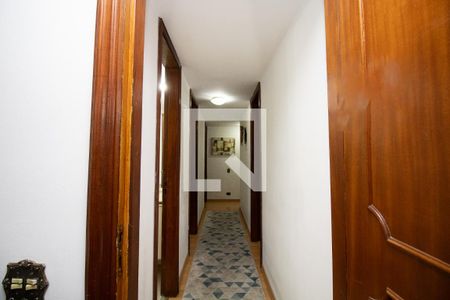 Apartamento à venda com 118m², 3 quartos e 2 vagasCorredor de acesso aos quartos 