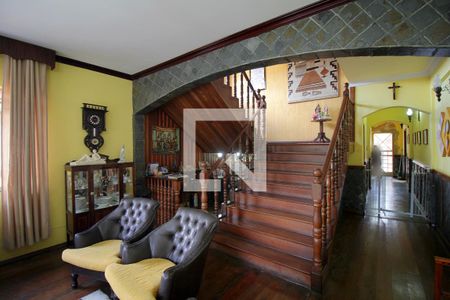 Escada de casa para alugar com 8 quartos, 400m² em Cachoeirinha, Belo Horizonte
