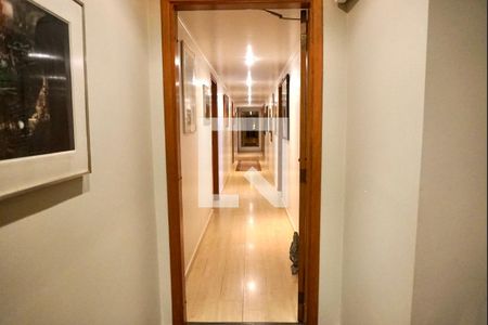 Apartamento à venda com 331m², 4 quartos e 4 vagasCorredor quartos