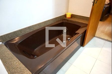 Apartamento à venda com 331m², 4 quartos e 4 vagasBanheiro suite 1