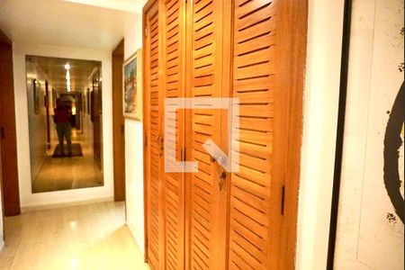 Apartamento à venda com 331m², 4 quartos e 4 vagasCorredor