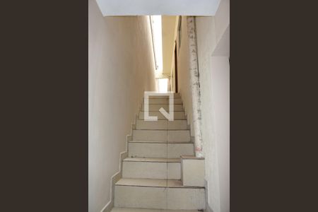 Casa para alugar com 80m², 2 quartos e sem vagaEscada