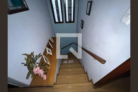 Casa à venda com 160m², 2 quartos e 2 vagasEscada