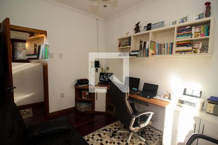 Casa à venda com 396m², 4 quartos e 6 vagas Casa à venda com 396m², 4 quartos e 6 vagasEscritório