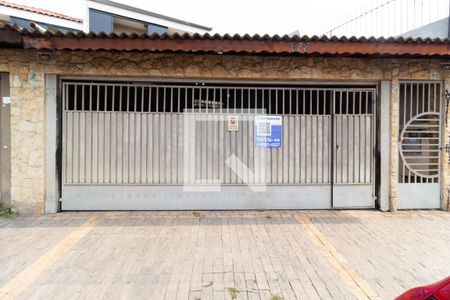 Casa à venda com 300m², 3 quartos e 4 vagasFachada da Casa com a Plaquinha do QuintoAndar Instalada