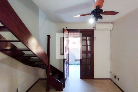 Sala de casa de condomínio para alugar com 2 quartos, 50m² em Vicentina, São Leopoldo