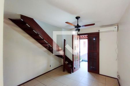 Sala de casa de condomínio para alugar com 2 quartos, 50m² em Vicentina, São Leopoldo