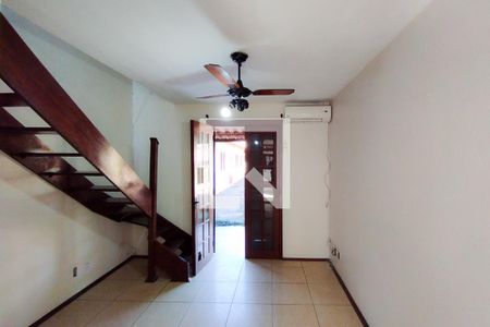 Sala de casa de condomínio para alugar com 2 quartos, 50m² em Vicentina, São Leopoldo