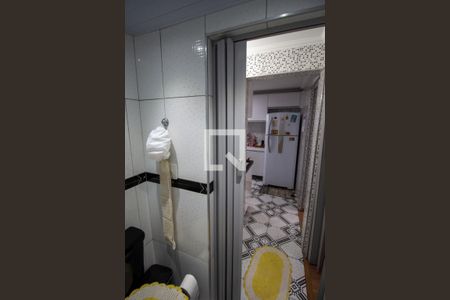 Banheiro de apartamento à venda com 3 quartos, 54m² em Conjunto Residencial José Bonifácio, São Paulo