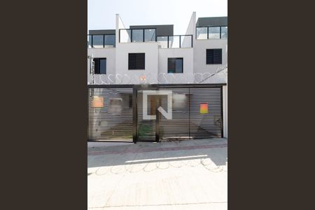 Casa à venda com 130m², 3 quartos e 2 vagas Casa à venda com 130m², 3 quartos e 2 vagasFachada