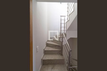 Casa à venda com 130m², 3 quartos e 2 vagas Casa à venda com 130m², 3 quartos e 2 vagasEscada