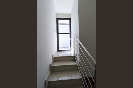 Casa à venda com 130m², 3 quartos e 2 vagas Casa à venda com 130m², 3 quartos e 2 vagasEscada