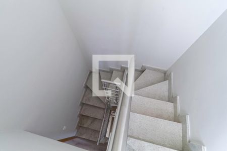 Casa à venda com 130m², 3 quartos e 2 vagas Casa à venda com 130m², 3 quartos e 2 vagasEscada