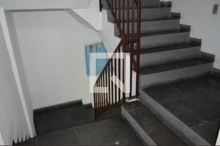 Apartamento à venda com 85m², 3 quartos e 1 vagaEscadas do prédio