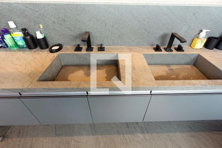 Apartamento à venda com 236m², 3 quartos e 4 vagasBanheiro da Suíte 2