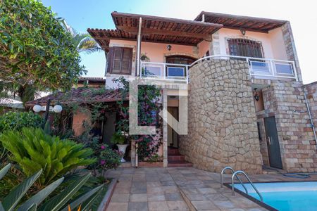 Casa à venda com 360m², 3 quartos e 3 vagasFachada