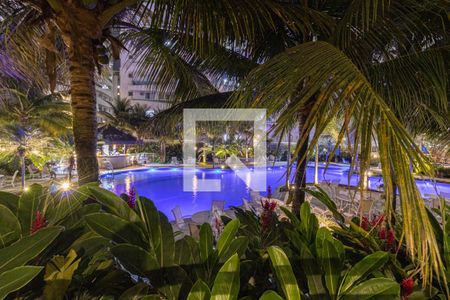 Apartamento à venda com 198m², 4 quartos e 2 vagas Apartamento à venda com 198m², 4 quartos e 2 vagasÁrea comum - piscina