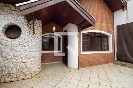 Casa para alugar com 250m², 3 quartos e 1 vaga Casa para alugar com 250m², 3 quartos e 1 vagaFachada