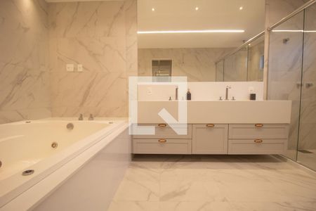 Casa de condomínio à venda com 460m², 5 quartos e 4 vagasBanheiro da Suíte 4