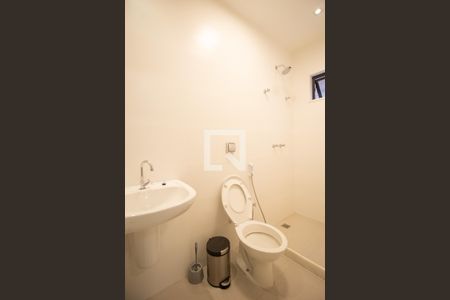 Casa de condomínio à venda com 460m², 5 quartos e 4 vagasBanheiro de Serviço