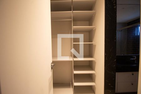 Casa de condomínio à venda com 460m², 5 quartos e 4 vagasCloset da Suíte 2