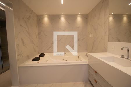 Casa de condomínio à venda com 460m², 5 quartos e 4 vagasBanheiro da Suíte 4