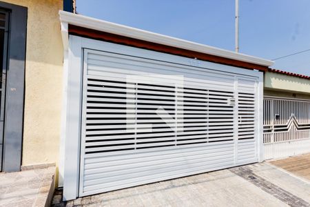 Casa à venda com 160m², 3 quartos e 2 vagas Casa à venda com 160m², 3 quartos e 2 vagasFachada