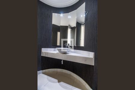 Casa de condomínio à venda com 400m², 4 quartos e 6 vagasLavabo