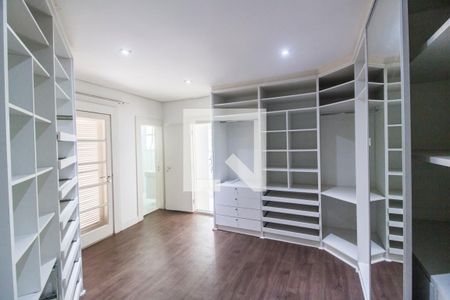 Casa de condomínio à venda com 400m², 4 quartos e 6 vagasCloset