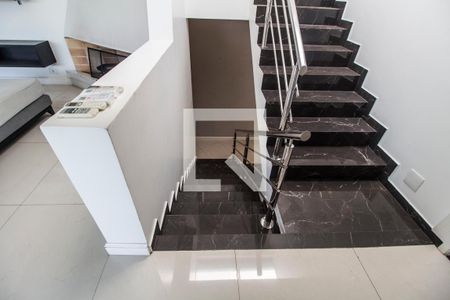 Casa de condomínio à venda com 400m², 4 quartos e 6 vagasEscada