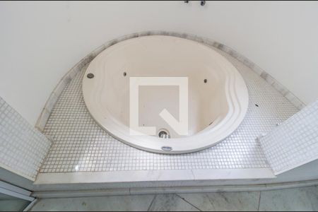 Casa de condomínio à venda com 400m², 4 quartos e 6 vagasDetalhe do Banheiro da Suite