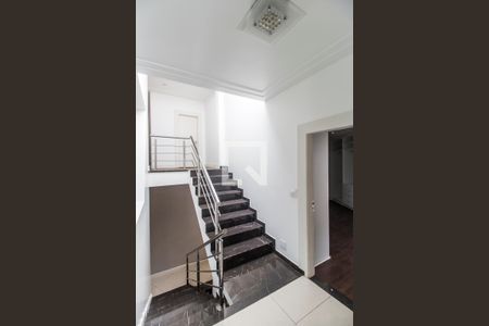 Casa de condomínio à venda com 400m², 4 quartos e 6 vagasEscada