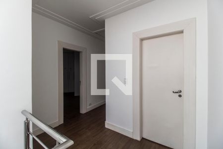 Casa de condomínio à venda com 400m², 4 quartos e 6 vagasEscada