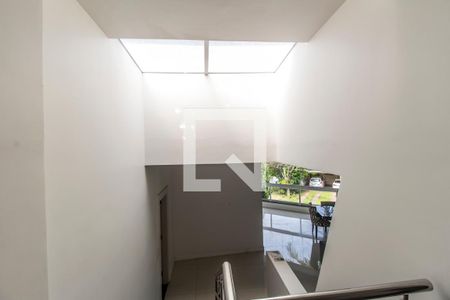 Casa de condomínio à venda com 400m², 4 quartos e 6 vagasEscada