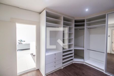 Casa de condomínio à venda com 400m², 4 quartos e 6 vagasCloset