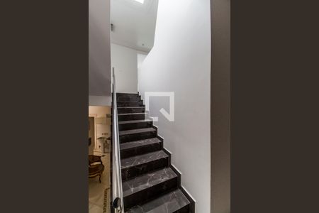 Casa de condomínio à venda com 400m², 4 quartos e 6 vagasEscada