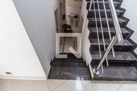 Casa de condomínio à venda com 400m², 4 quartos e 6 vagasEscada