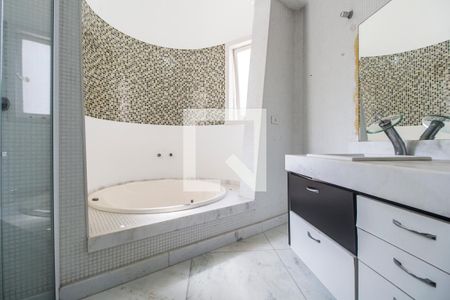 Casa de condomínio à venda com 400m², 4 quartos e 6 vagasBanheiro da Suíte da master