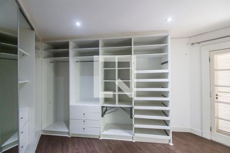 Casa de condomínio à venda com 400m², 4 quartos e 6 vagasCloset