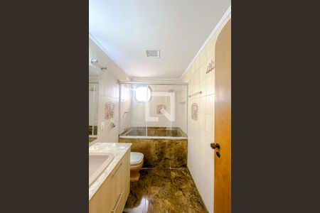 Apartamento à venda com 240m², 4 quartos e 3 vagasBanheiro da Suíte 3