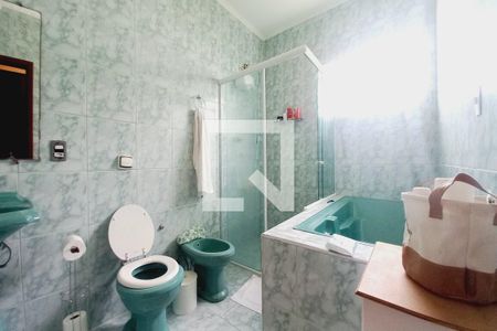 Casa à venda com 180m², 3 quartos e 3 vagas Casa à venda com 180m², 3 quartos e 3 vagasBanheiro da Suíte