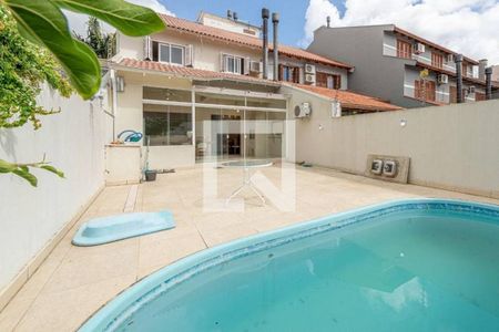 Casa à venda com 390m², 3 quartos e 3 vagas Casa à venda com 390m², 3 quartos e 3 vagasPiscina