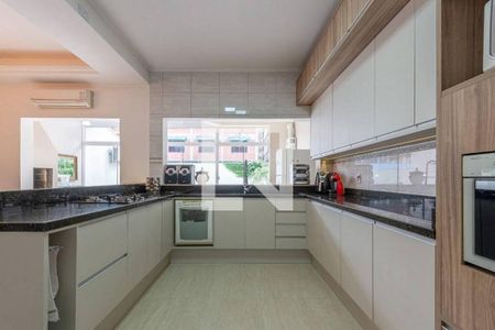 Casa à venda com 390m², 3 quartos e 3 vagas Casa à venda com 390m², 3 quartos e 3 vagasCozinha