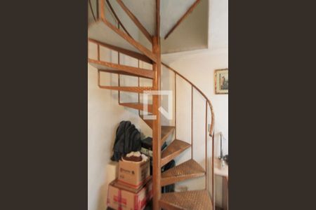 Casa à venda com 90m², 4 quartos e 1 vagaEscada