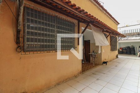 Casa à venda com 1100m², 3 quartos e 4 vagasLateral do imóvel