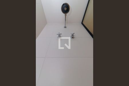 Banheiro de kitnet/studio para alugar com 1 quarto, 24m² em Campo Belo, São Paulo