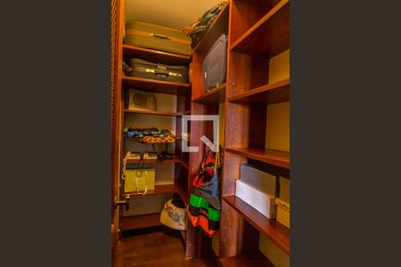 Casa à venda com 350m², 4 quartos e 1 vagaSuíte 3 - Closet