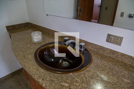 Casa à venda com 350m², 4 quartos e 1 vagaBanheiro da Suíte 3 - Pia