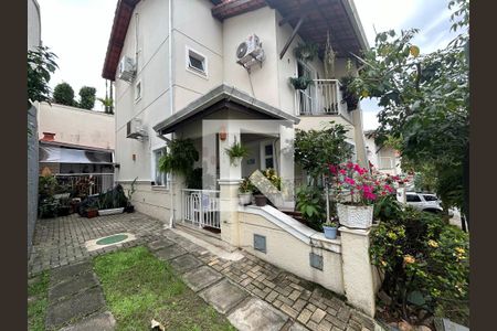 Casa de condomínio à venda com 160m², 3 quartos e 3 vagas Casa de condomínio à venda com 160m², 3 quartos e 3 vagasFachada e Placa Adicionada