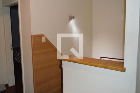 Casa para alugar com 235m², 4 quartos e 2 vagasEscada do hall entre os quartos e suítes 